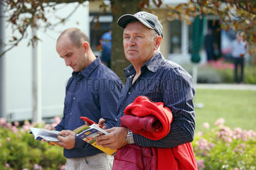 Iffezheim  Trainer Roland Dzubasz (links) und Waldemar Hickst bei der BBAG-Jaehrlingsauktion