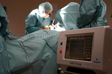 Operateure im OP bei einer Schilddruesen-Operation