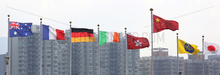 Hongkong  China  Nationalflaggen verschiedener Laender wehen im Wind
