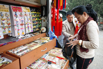 Seoul  Frau kauft an einem Souvenirstand ein