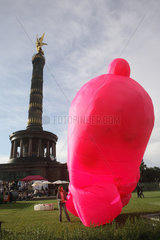 Berlin  grosses Kondom vor der Siegessaeule