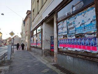 Plakate an leerstehendem Haus in Koethen (Anhalt)