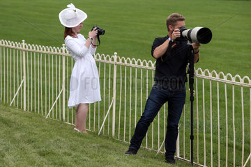 Hoppegarten  elegant gekleidete Frau mit Hut und Pressefotograf fotografieren