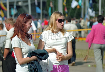 Zwei junge Frauen bei einem Fest  Kaliningrad  Russland