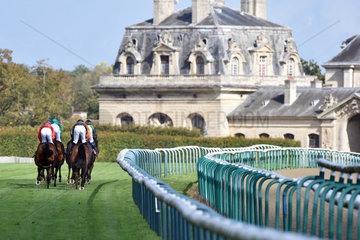 Chantilly  Frankreich  Pferde und Jockeys waehrend eines Galopprennens