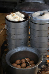 Peking  Dumplings und Tee-Eier in einer Garkueche