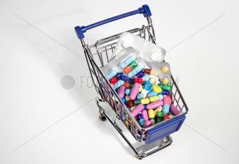 Einkaufswagen gefuellt mit Tabletten und Medikamentenblister