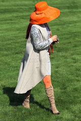 Hannover  Deutschland  elegant gekleidete Frau mit Hut