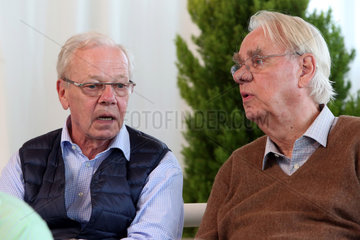 Iffezheim  Ruediger Alles (links) und Albrecht Woeste bei der BBAG-Jaehrlingsauktion