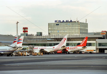 Flugzeuge auf dem Flughafen in Prag  Tschechien