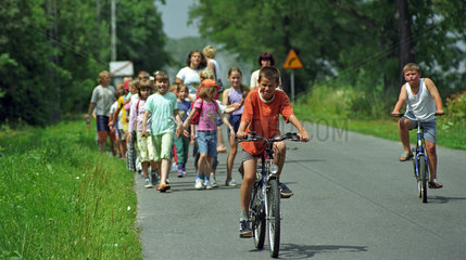 Kindergartengruppe bei einem Ausflug ins Gruene  Polen