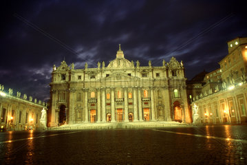 Rom: Petersplatz bei Nacht  Vatikan