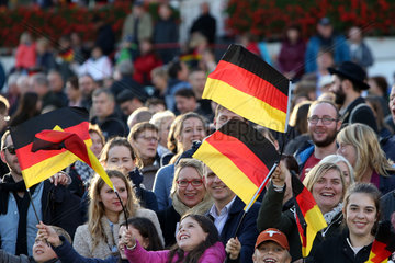 Hoppegarten  Deutschland  Menschen schwenken Nationalfahnen am Tag der Deutschen Einheit