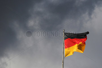 Hoppegarten  Deutschland  Deutsche Nationalfahne weht vor dunklem Himmel