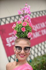 Chantilly  Frankreich  Frau mit skurillem Hut und Brille auf der Galopprennbahn