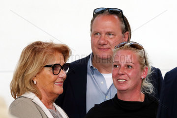 Iffezheim  Trainerin Yasmin Almenraeder (rechts) mit Ilse und Frank Bierkaemper im Portrait
