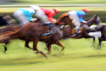 Iffezheim  Dynamik  Pferde und Jockeys im Rennen