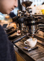 Berlin  Deutschland  frisch gebruehter Kaffee im Kaffee Westberlin