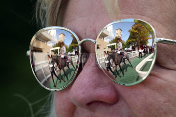 Chantilly  Frankreich  Pferd und Jockey spiegeln sich in der Sonnenbrille eines Mannes