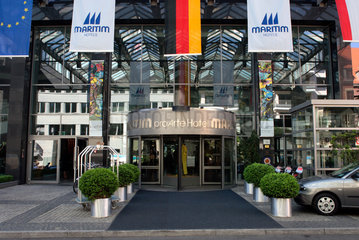 Berlin  Eingang des Maritim proArte-Hotels