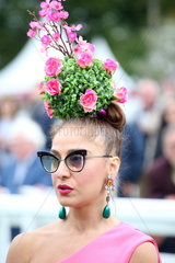 Chantilly  Frankreich  Frau mit skurillem Hut und Brille auf der Galopprennbahn