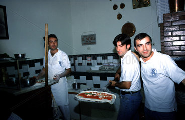Neapel Pizzabaecker in der Kueche der Pizzeria da Michele