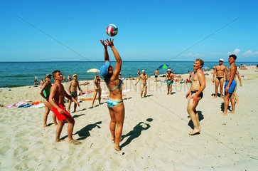 Jugendliche spielen Beachvolleyball am Strand in Swetlogorsk (Rauschen)  Russland