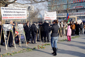 Berlin  Demo der Aserbaidschaner gegen den Voelkermord von Chodschali