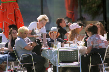 Touristen auf der Terasse eines Cafes am Bodensee  Schweiz