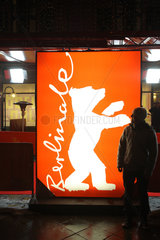 Berlin  Deutschland  Silhouette eines Passanten vor einem Berlinale Plakat