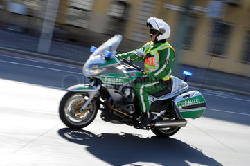 Berlin  Deutschland  Berliner Motorradpolizist im Einsatz