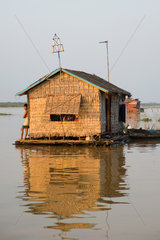 Chong Kneas  Kambodscha  ein Hausboot im schwimmenden Dorf Chong Kneas