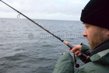 Wismar  Mann beim Angeln auf der Ostsee