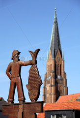 Schleswig  Deutschland  Fischer aus Holz am Eingang des Holm und der Dom St. Petri