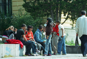 Jugendliche beim Klebstoff-Schnueffeln im Zentrum von Sofia