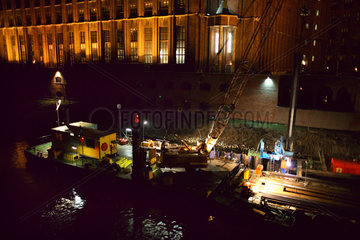 Berlin  Arbeitsschiff bei der Uferbefestigung des Teltow-Kanals
