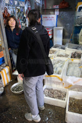 Peking  Haendlerin verkauft Fisch und andere Meerestiere
