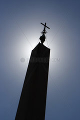 Vatikanstadt  Staat der Vatikanstadt  Kreuz auf dem aegyptischen Obelisk