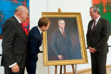 Berlin  Deutschland  Ehrenbuerger-Portrait des ehem. US-Praesidenten George Bush wird enthuellt