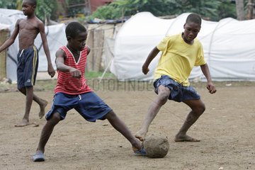 Leogane  Haiti  Kinder spielen Fussball in einem Fluechtlingslager