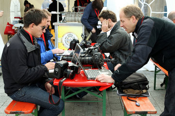 Berlin  Deutschland  Pressefotografen mit Laptops