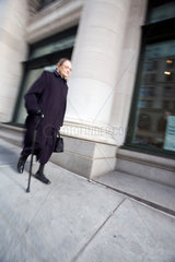 New York City  USA  aeltere Frau in schwarz gekleidet auf der 5th Avenue