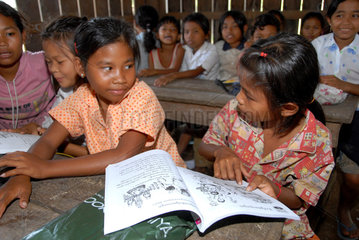 Phum Chikha  Kambodscha  kambodschanisch  Schulmaedchen in einer Schule