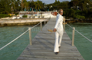 Junge Frau laeuft auf einem Bootssteg  Bahamas