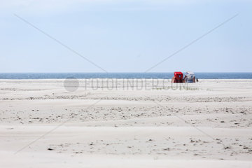 Insel Amrum  Nebel  Deutschland  Strandkoerbe auf dem Kniepsand