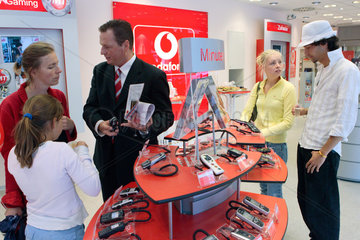 Berlin  Kundenberatung in einem Vodafone-Shop