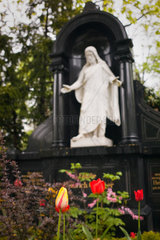 Berlin  Deutschland  Jesusfigur auf dem Friedhof der Franz.-Ref. Gemeinde