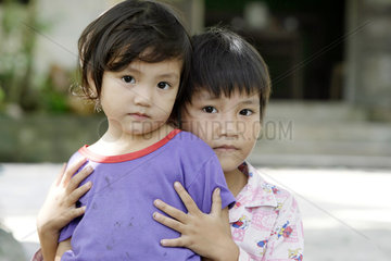 Vietnam  Geschwister umarmen sich