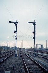 Zwei Signalanlagen zeigen -Zughalt- an  Berlin