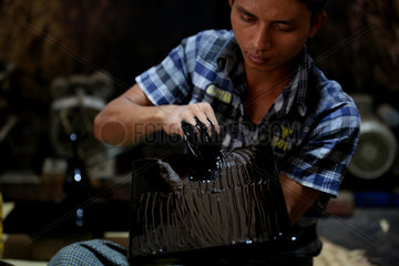 MYANMAR-BAGAN-TRADITIONAL HANDICRAFT-LACQUERWARE-WORKSHOP